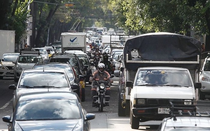 Motos circulando entre carriles.