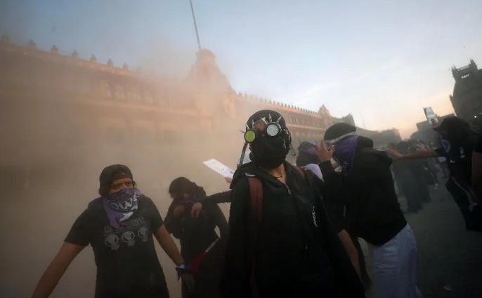 Palacio Nacional fue protegido con vallas metlicas; lanzaron bombas de gas para dispersar a las manifestantes.