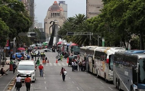 Cientos de camiones foráneos arribaron ayer al Centro de la CDMX.