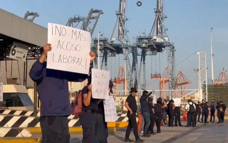 Los trabajadores bloquearon los ingresos y salidas del recinto aduanal.