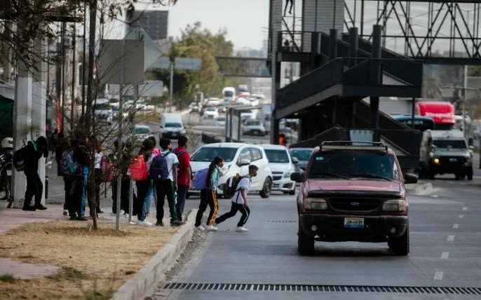 Alumnos de escuelas cercanas no utilizan puentes para cruzar el Periférico.