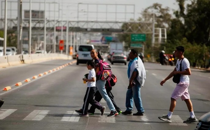 En el cruce con Tabachines también atraviesan por debajo de los puentes.