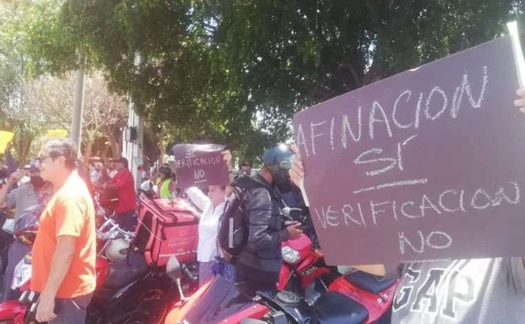 Protestas contra la verificacin.