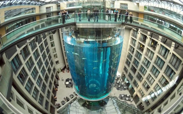 Estalla acuario gigante de un hotel en Berlín.