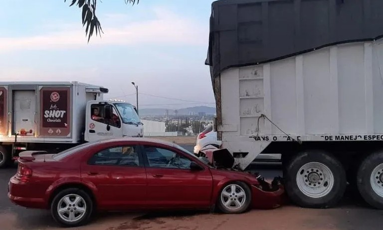 Un vehculo Dodge Stratus se impacta en un un camin Kenworth.