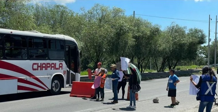 Vecinos de Arvento realizan bloqueos parciales en la vialidad.