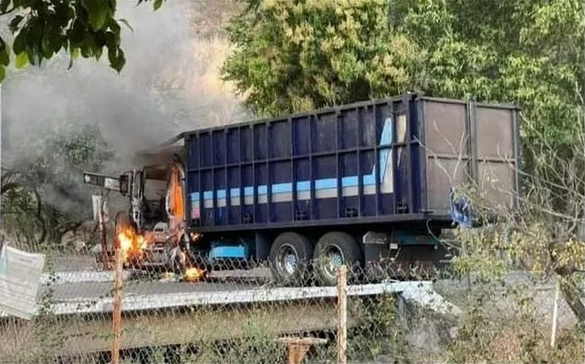 Tras el ataque a balazos se desataron bloqueos con camiones de carga incendiados.
