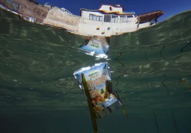 El agua está a reventar de basura.