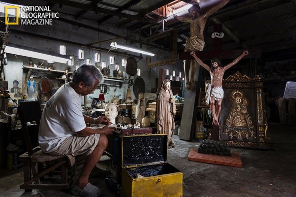 Tallador de marfil en Filipinas.