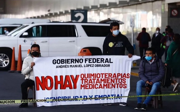 Padres y familiares de niños con cáncer bloquean un ingreso a la terminal 1 del Aeropuerto Internacional de la CDMX.