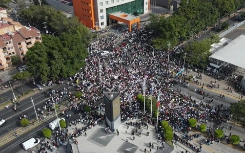 Manifestación bloqueó las avenidas que llevan a la FIL.