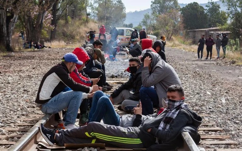 Un grupo de estudiantes bloquean las vías del tren en Morelia haciendo uso de camionetas de una compañía ferrocarrilera.