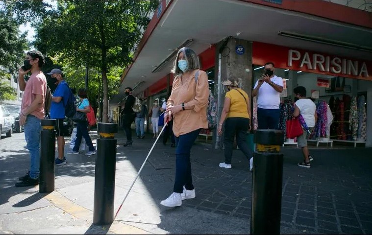 En algunos puntos del Centro los senderos están desgastados. Cuando menos lo esperas ya chocaste con un bolardo.