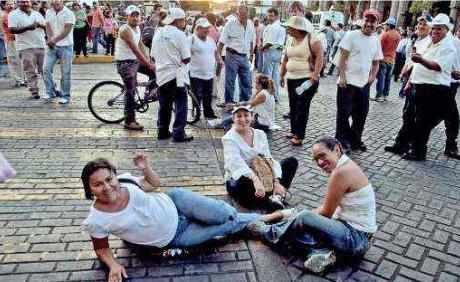 Burcratas de Guadalajara burlndose de la ciudadana.