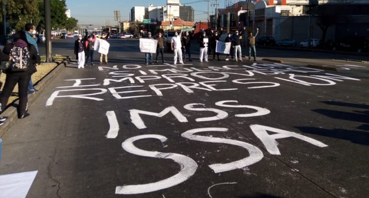 Protesta personal médico por irregularidades en aplicación de vacunas contra Covid-19 en CDMX.