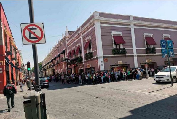 Adultos mayores hacen largas filas para cobrar pensiones.