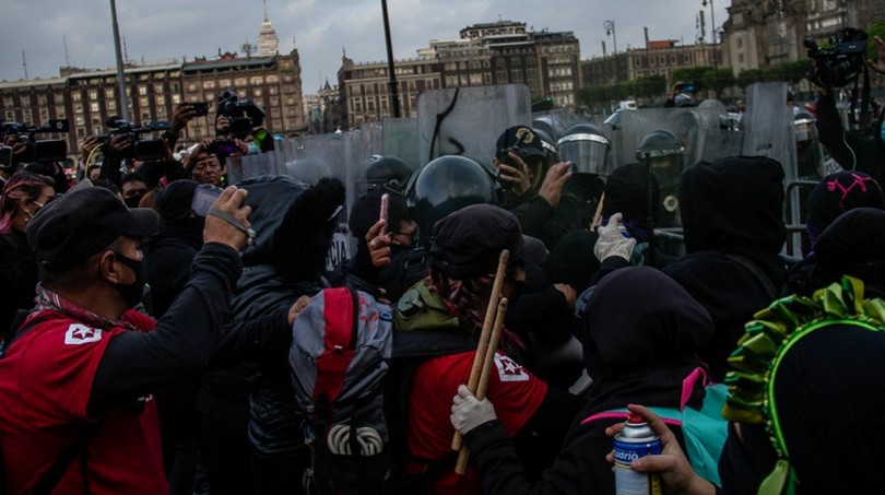 Mujeres se manifestaron frente a Palacio Nacional para exigir la investigación a Félix Salgado Macedonio por las denuncias de supuesto abuso sexual.