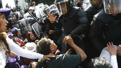 Lopezobradoristas frente a las instituciones.