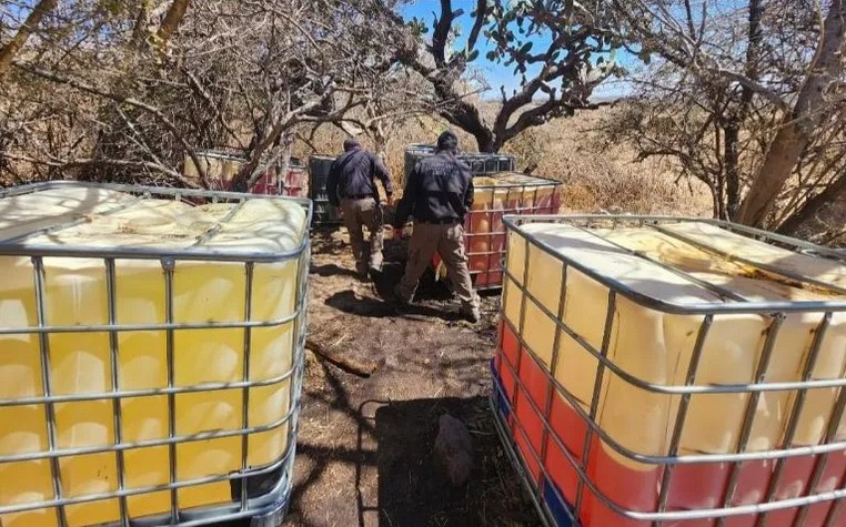 La FGR asegura más de 7,000 litros de hidrocarburo en Degollado.