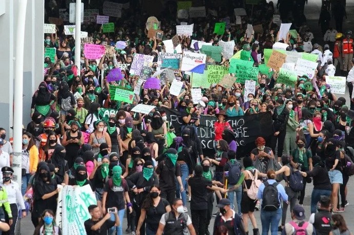 Marchan en Guadalajara por el derecho a decidir.