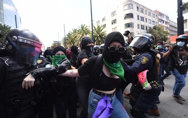 Enfrentamientos durante marcha a favor del aborto en CDMX.