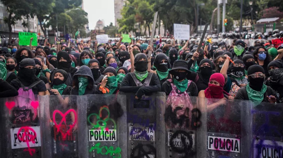 Defensoras de la legalizacin del aborto chocan con la polica en Ciudad de Mxico.