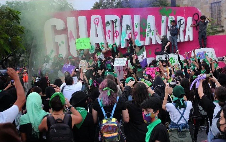 Marchan en Guadalajara por el derecho a decidir.