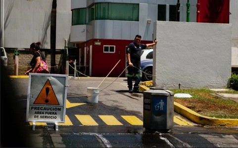 Desperdician agua en una gasolinera.