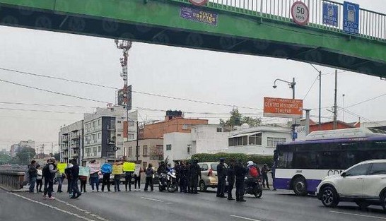 Padres de familia bloquean Eje 5 Sur, en CdMx.