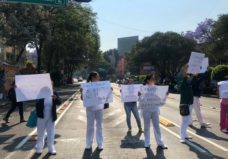 Doctores, enfermeros y personal del hospital Gabriel Mancera demandan material y capacitación para atender la contingencia del Covid-19, al bloquear Eje Cuatro, en Xola.