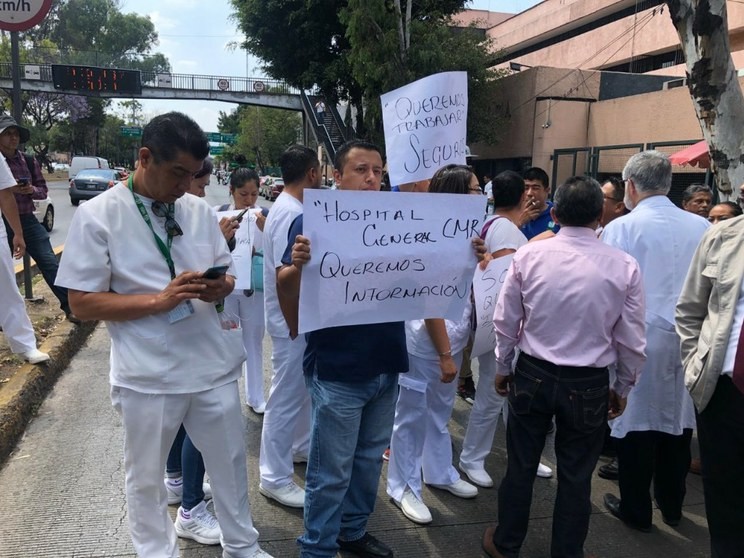 Enfermeras, doctores y personal del Hospital General de la Raza bloquean el Circuito Interior. Exigen material para poder trabajar por la contingencia del coronavirus.