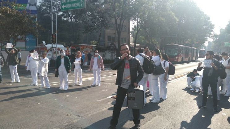 Personal de enfermería del Hospital General Regional 1, 'Carlos Mac Gregor Sánchez' durante su protesta por falta de guantes y cubrebocas.