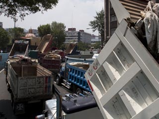 Transportistas de escombros.