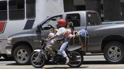 El del casco va protegido... a las otras que las cuide Dios.