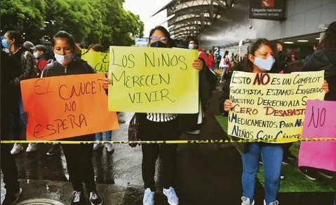 Familiares de niños con cáncer bloquearon la Terminal 1 del Aeropuerto Internacional de la Ciudad de México para exigir el abasto de medicamentos.