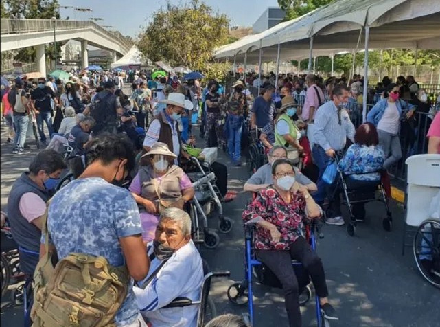 Fila kilométrica para aplicar vacuna en el ITESO.