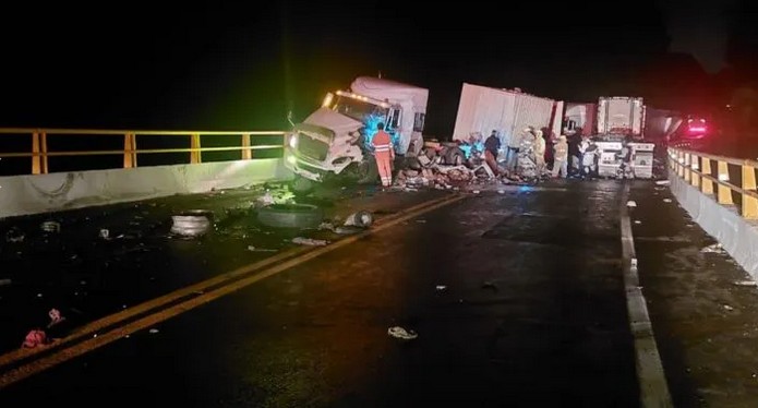 La autopista Guadalajara-Colima qued totalmente cerrada.