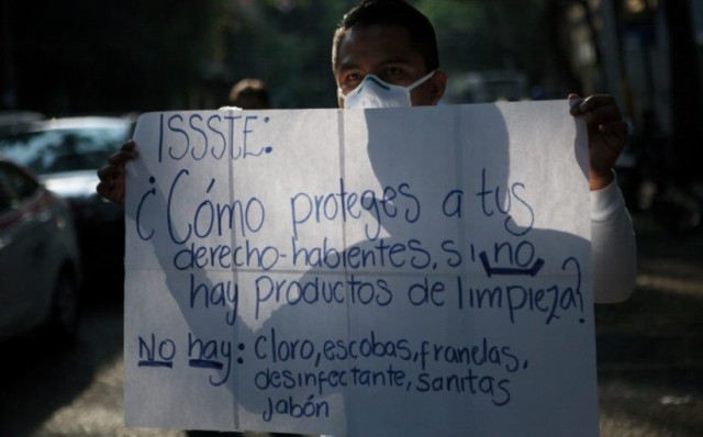 Protesta de médicos y enfermeros afuera del Hospital General Tacuba del ISSSTE.
