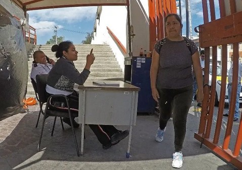 Los ingresos al Hospital Civil carecen de las medidas básicas de higiene, como gel desinfectante y cubrebocas para los trabajadores.