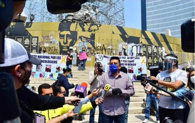 Omar Enrique Hernández, padre de un niño con cáncer, habla con la prensa por los demás padres en la misma situación.