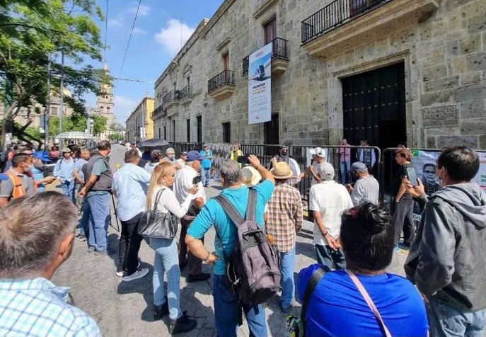 Protesta con huevazos.