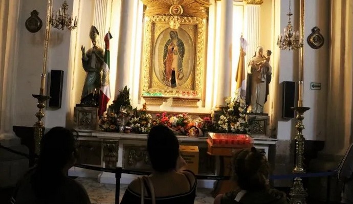 Molesto con la vida, rompe vitrina de la Virgen en la Catedral.