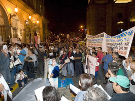 Protestas durante informe de Petersen.