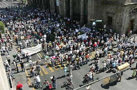 Frente a catedral.