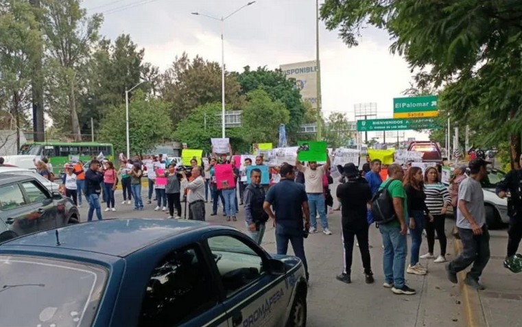 Se registra un embotellamiento que llega hasta las Plazas Outlet.