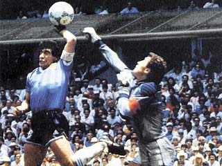 Gol deshonesto de Maradona.