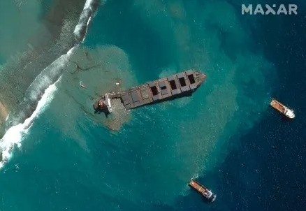 Barco petrolero encallado en isla Mauricio.
