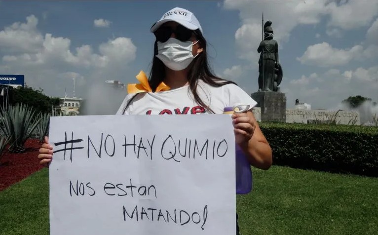 Decenas de pacientes y familiares de personas con cáncer se reunieron ayer en La Minerva para marchar hacia Casa Jalisco, en donde exigieron que se resuelva el desabasto de medicamentos que los afecta desde el año pasado.