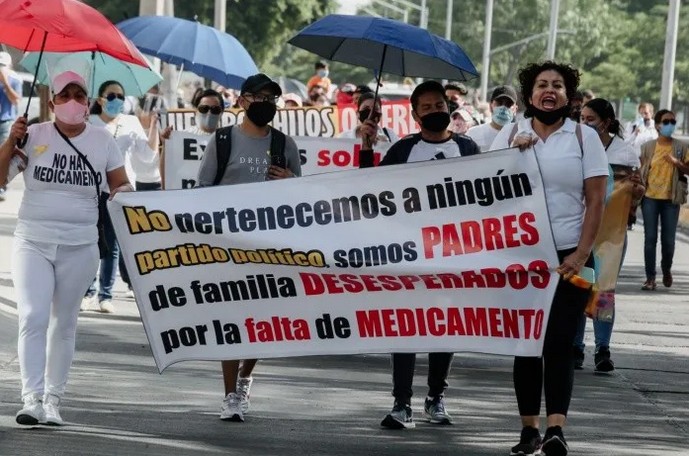 Decenas de pacientes y familiares de personas con cáncer se reunieron ayer en La Minerva para marchar hacia Casa Jalisco, en donde exigieron que se resuelva el desabasto de medicamentos que los afecta desde el año pasado.