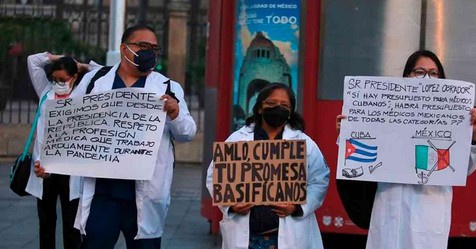 Médicos protestan frente a Palacio Nacional.